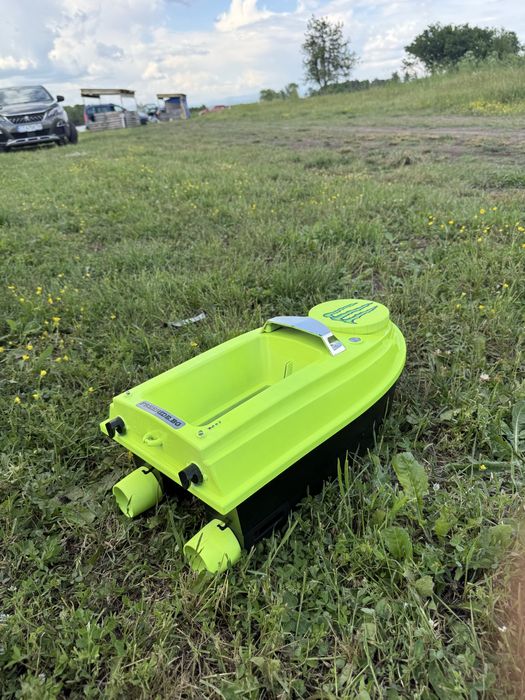 Лодка за захранка със 180 точков GPS