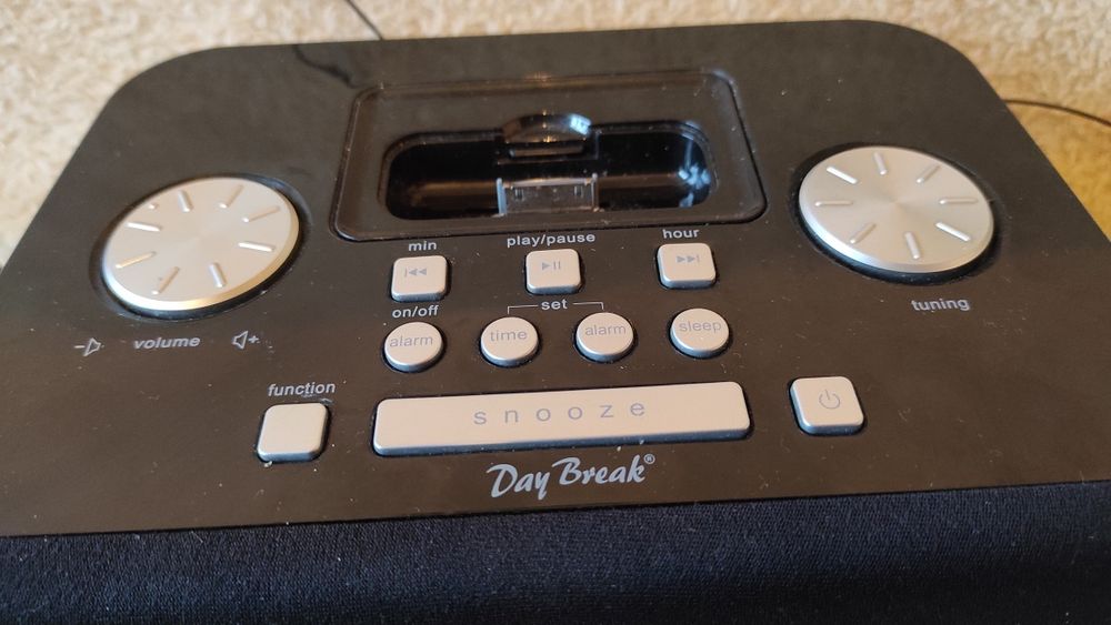 Radio stereo cu ceas și docking ipod