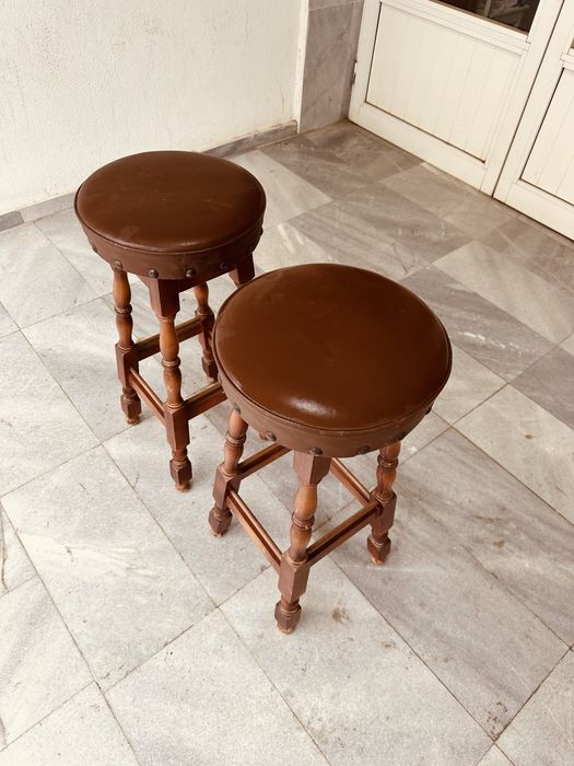 Бар столове от масивно дърво – 2 бр., класически пъб стил