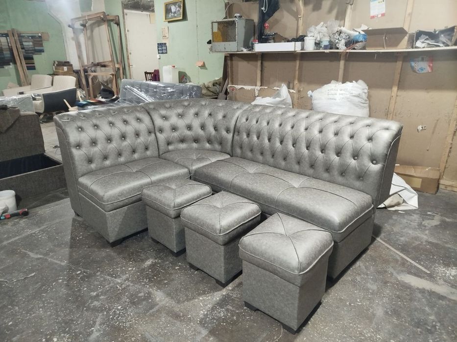 мягкие мебель и кухный уголок