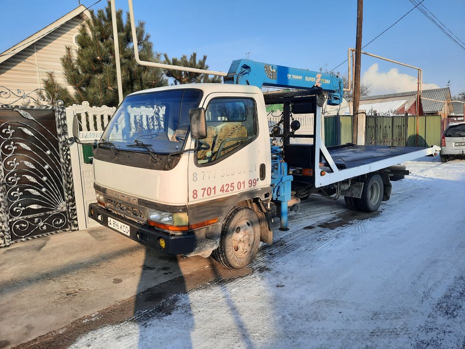 Эвакуатор манипулятор рядом.