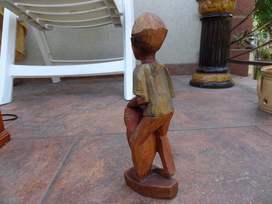 Arta africana statueta 24 cm sculptata din lemn muzicant batind la toba traditionala