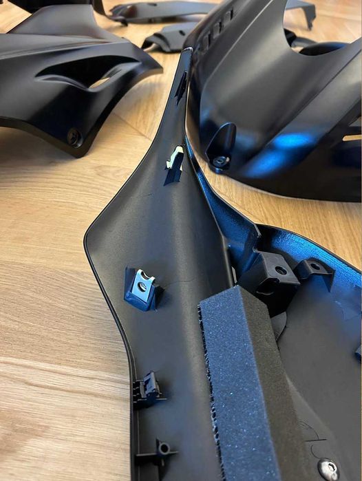 YAMAHA R6 - Pachet COMPLET CARENE NEGRE OEM Yamaha YZF-R6 RJ27 + accesorii + componente montaj (inclus)