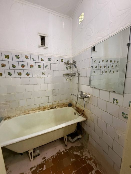 Ижарага берилади оилага пустой 2 хона 2- етаж 11- мактаб 9 бозор