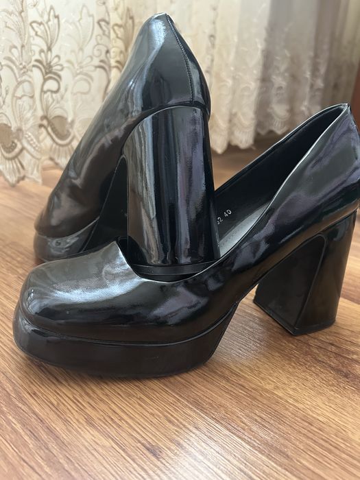 Елегантни обувки с платформа и дебел ток