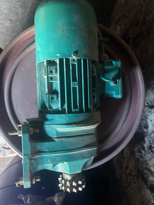 Motor electric tri fazic cu reductor de putere și cu frâna