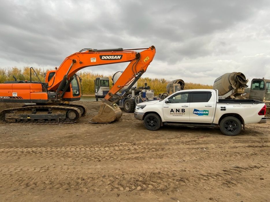 Гусеничный экскаватор