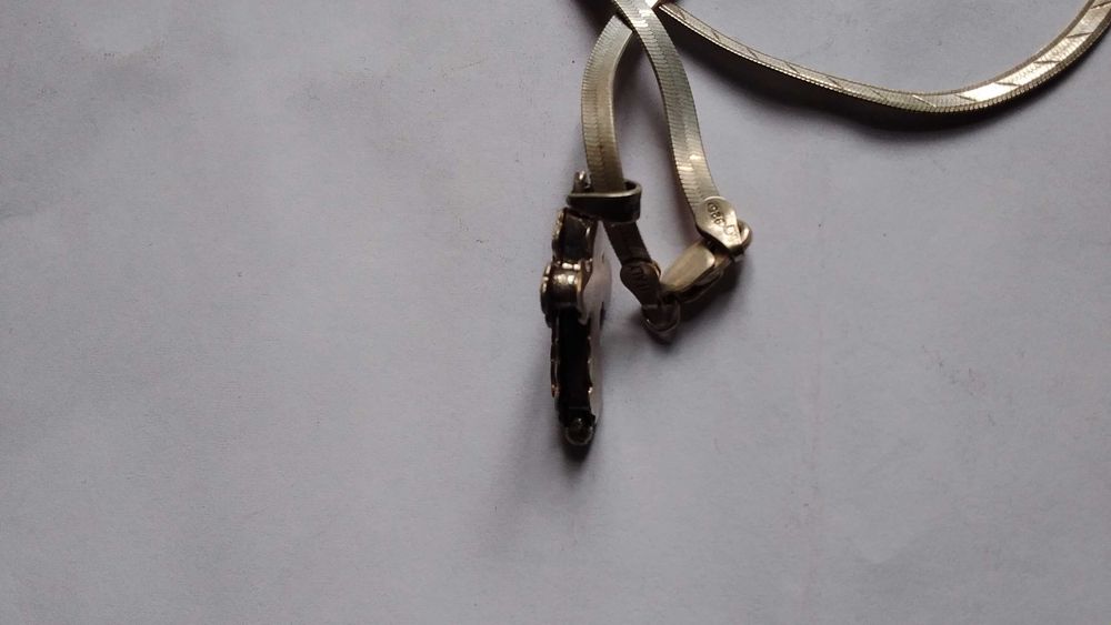 Сребърени кръст и елегантен сплескана плетка синджир с маркировки