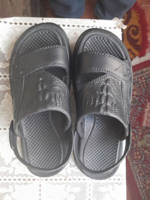 Vând 1perechi de papuci pentru bărbați25 lei perechea