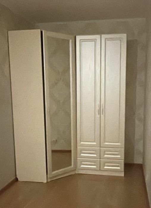 Продам угловой шифоньер