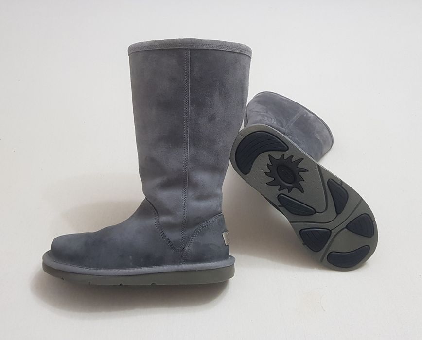 Cizme UGG Australia inalte cu fermoar, piele si blană naturală, nr 38