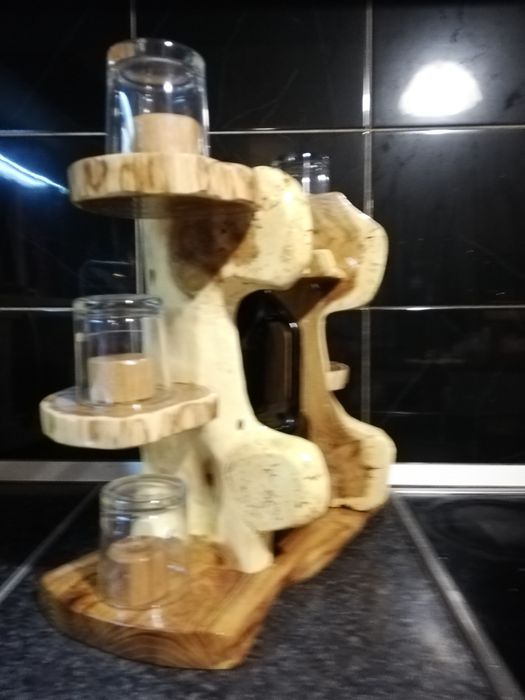 Стойка за бутилка и чаши.