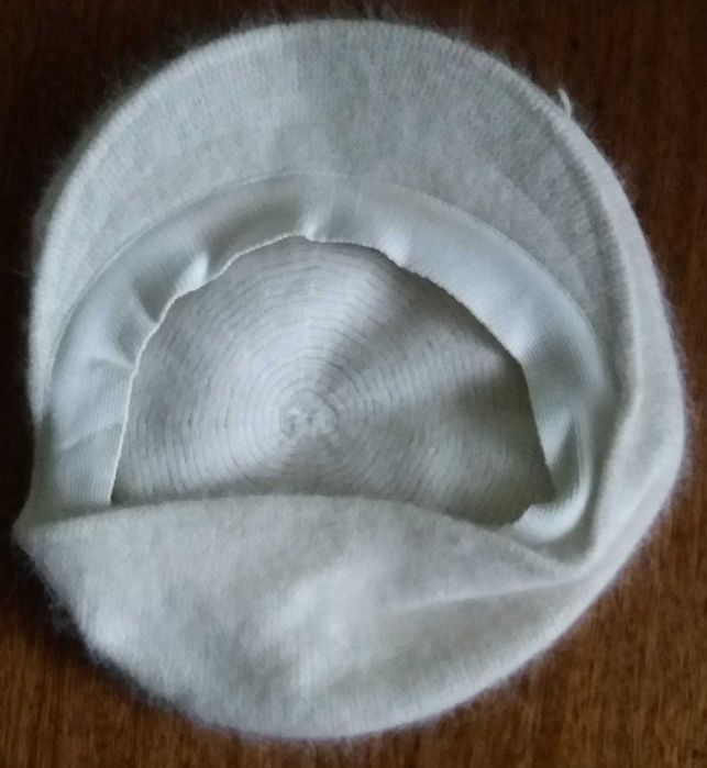 Бяла със сиво зимна шапка с два помпона