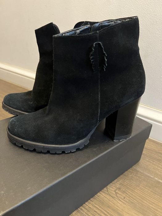 Vand botine din piele intoarsa