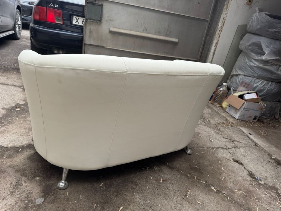 Продам белый диван