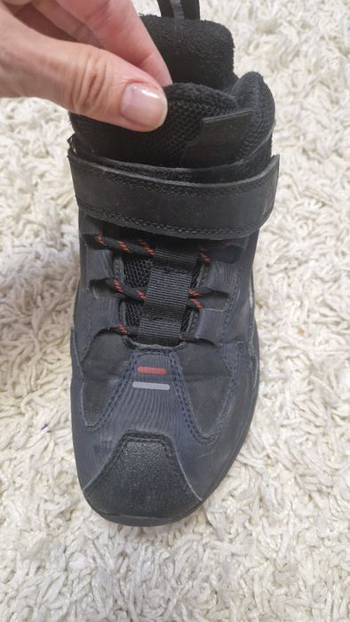 Продам демисезонные кроссовки