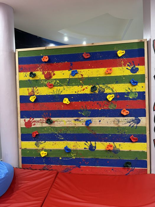 Шарена стена за катерене