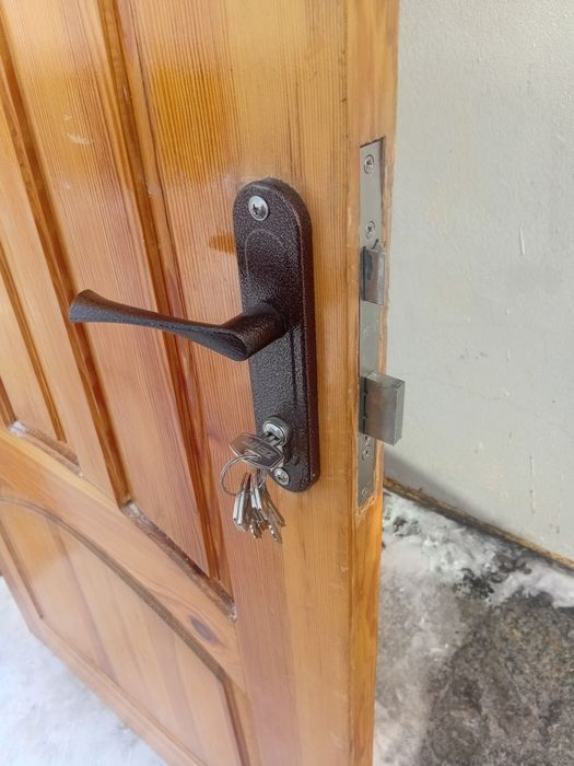 Дверь деревянная входная