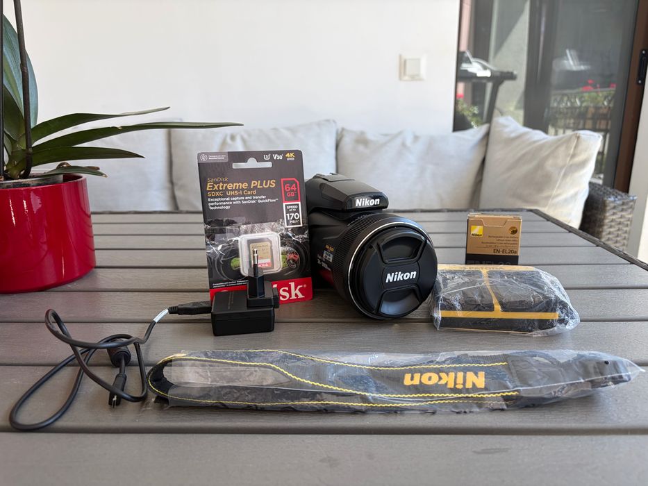 Camera foto Nikon Coolpix P1000, 2 baterii EN-EL20a originale, incarcator Patona pentru baterii, card sd Sandisk extreme plus 64gb