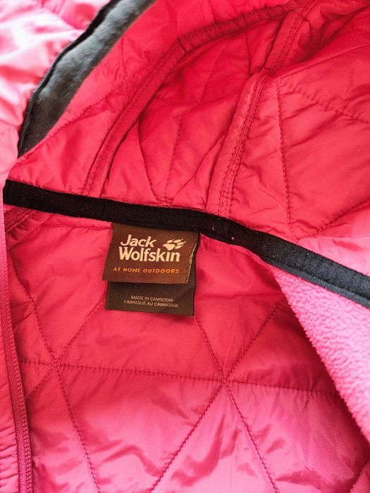 Geaca din poză este de la brandul Jack Wolfskin, mărime 104