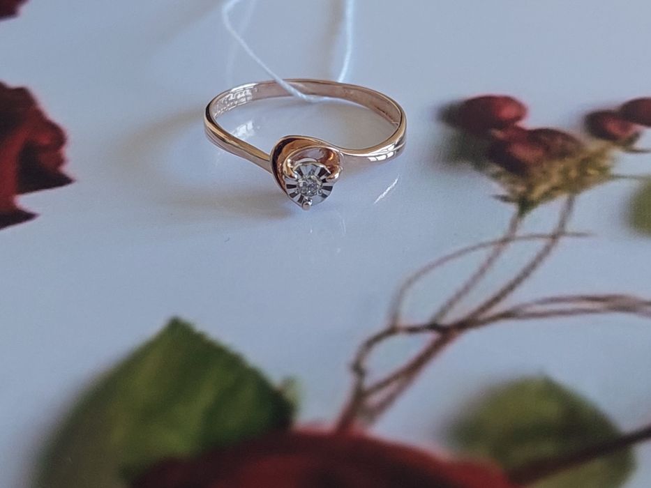 Золотое кольцо с бриллиантом