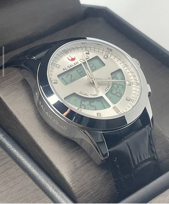 Soat sotiladi hali yengi nomozi qiblani korsatadi