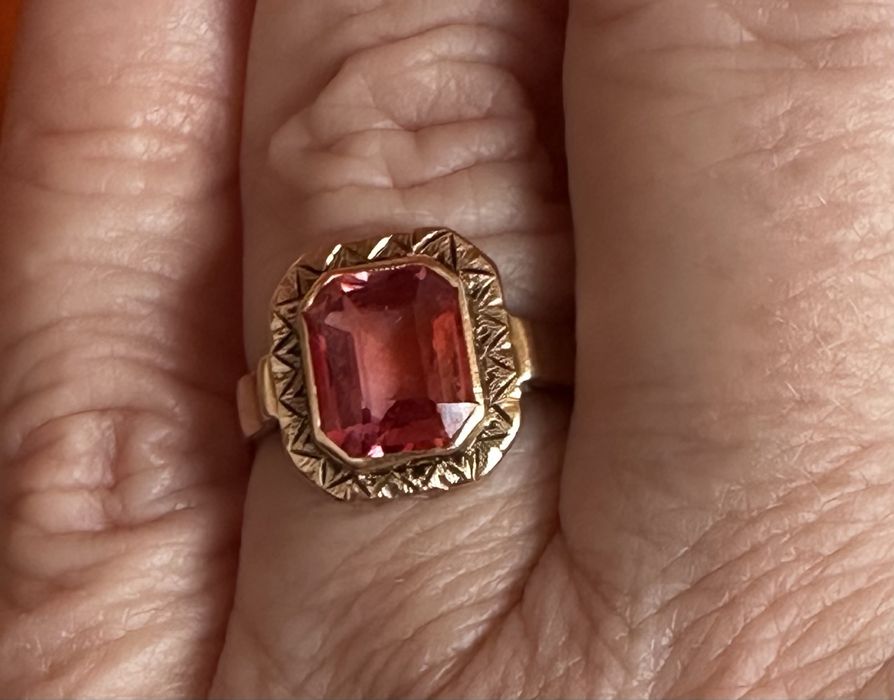 Inel Art Deco cu montura gravata si topaz imperial