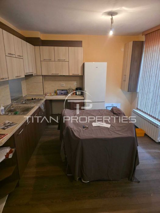 Тристаен обзаведен апартамент Център