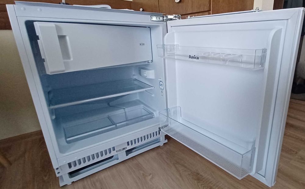 Хладилник Amica за вграждане НОВ НЕИЗПОЛЗВАН 81.8x59.6x55см 185€