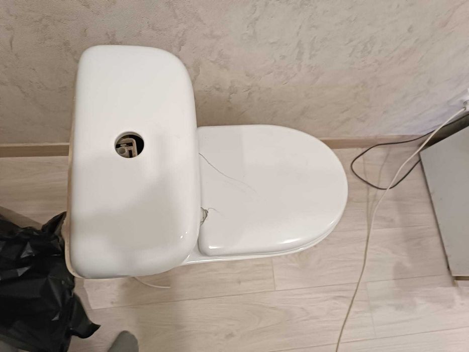 продам унитаз с бачком в сборе