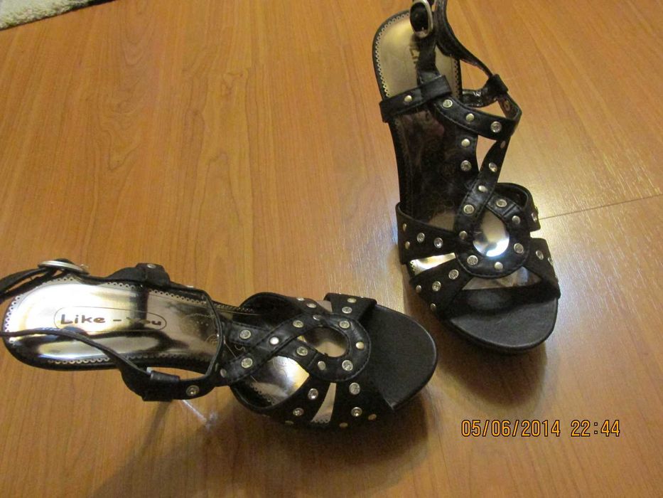 КОМПЛЕКТ рокля и сандали за 36 лв.