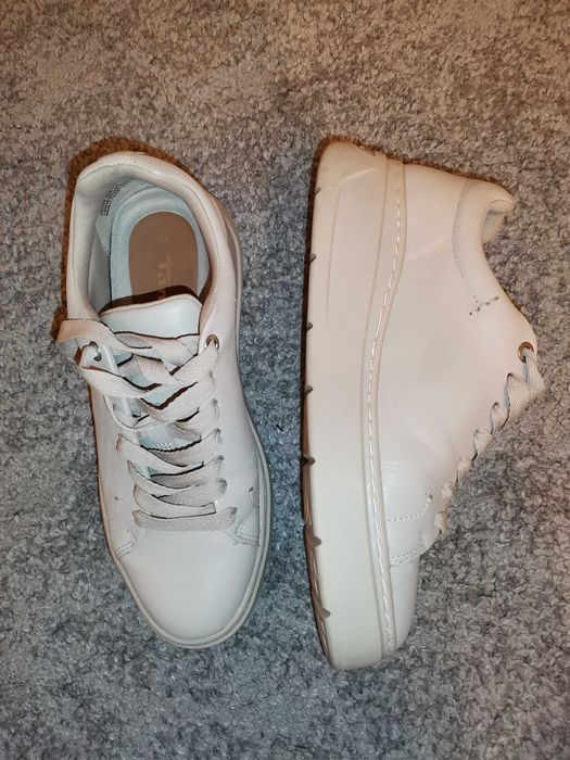 Tamaris Бежови кецове от естествена кожа 38