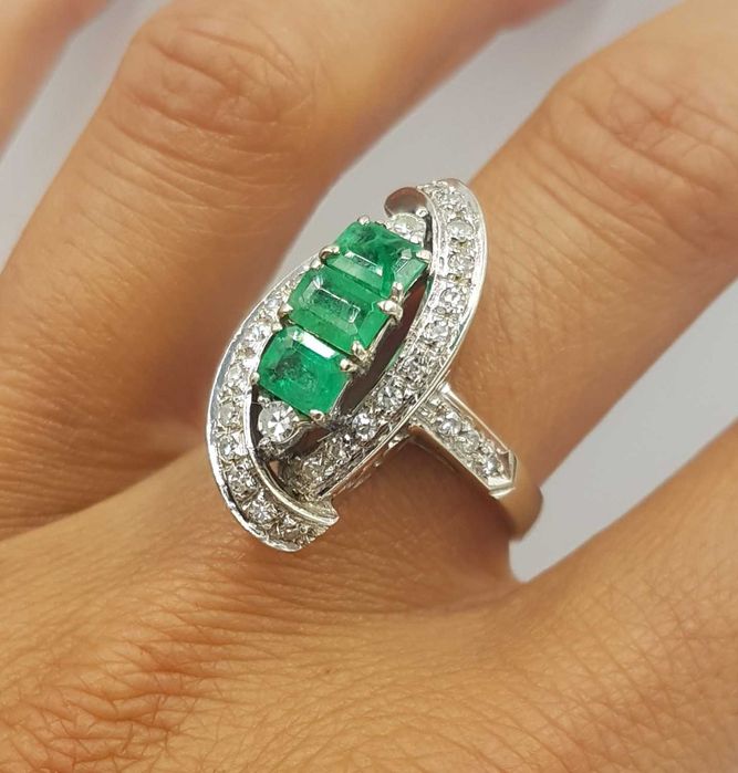 Spectaculos inel vintage din aur 18 k, smaralde si diamante naturale