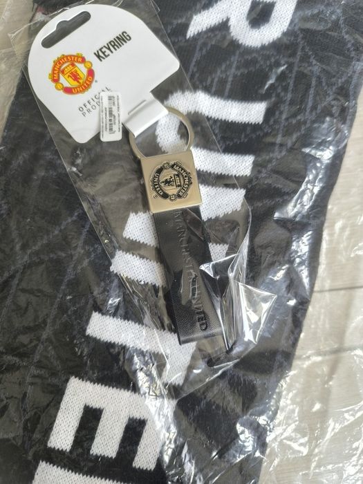 Оригинален шал MANCHESTER UNITED на Adidas