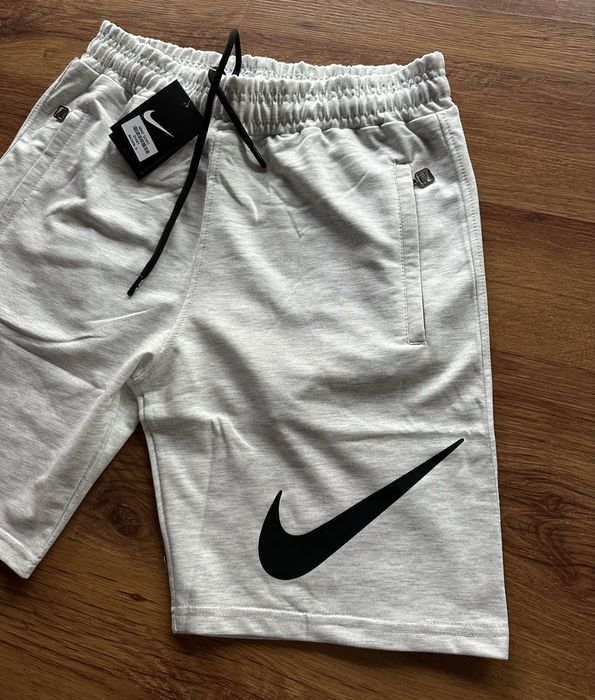 Мъжки,памучни сиви къси панталонки Nike с ципове на джобовете