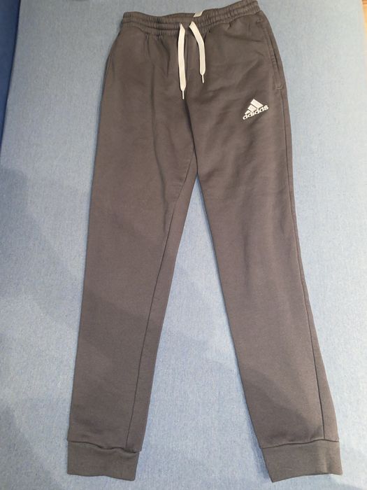 Продавам оригинални ватирани панталона Adidas