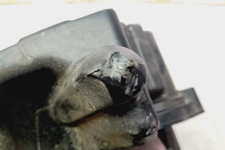 Carcasa filtru aer 8200947663e 1.5 dci- defect, o prindere rupta Renault Megane 3  [din 2008 pana