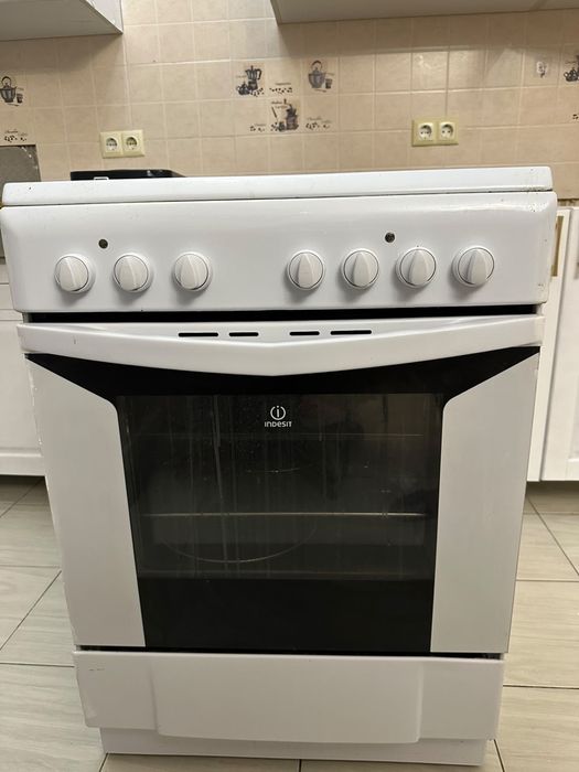 Продам газ плиту Indesit