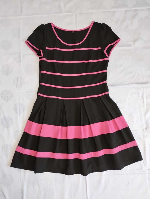 Rochie neagră cu dungi roz închis