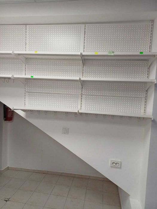 Стелажи за стена