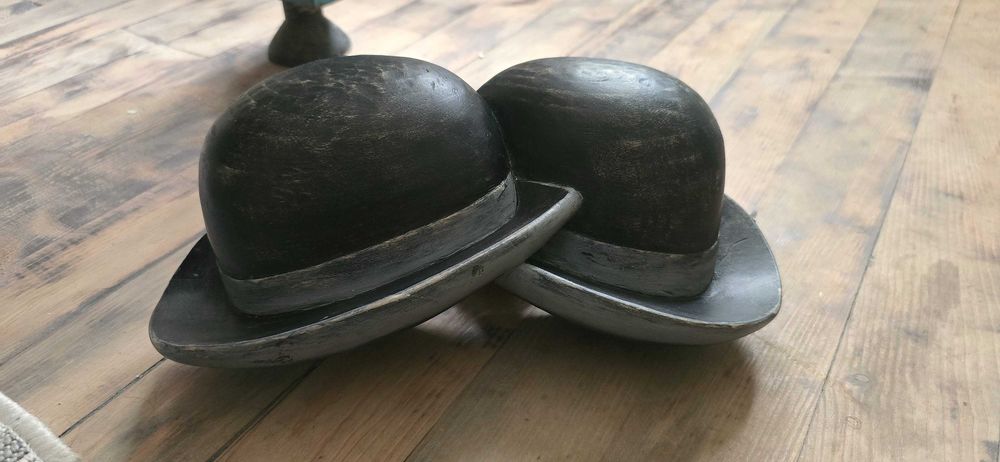 Винтидж авторска дърворезба, подписана– Масивни бомбета.