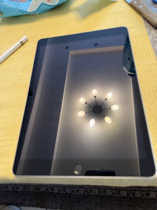 Vand ipad generatia 9 64gb wifi full box + apple pencill generatia 1