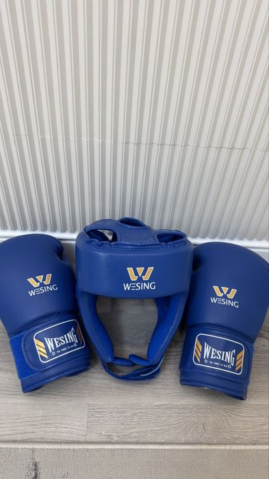 Боксерский перчатка и шлем