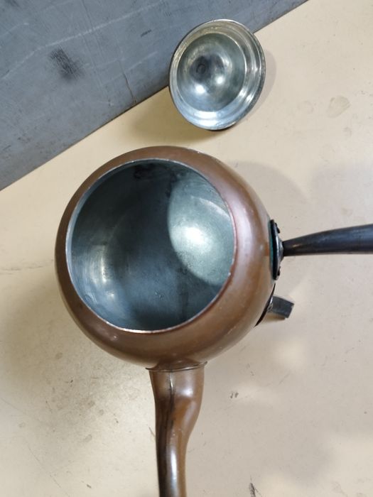 Меден чайник с обем около един литър