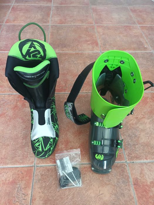 Schiuri de tura, clapari, piei de foca, legaturi, casca