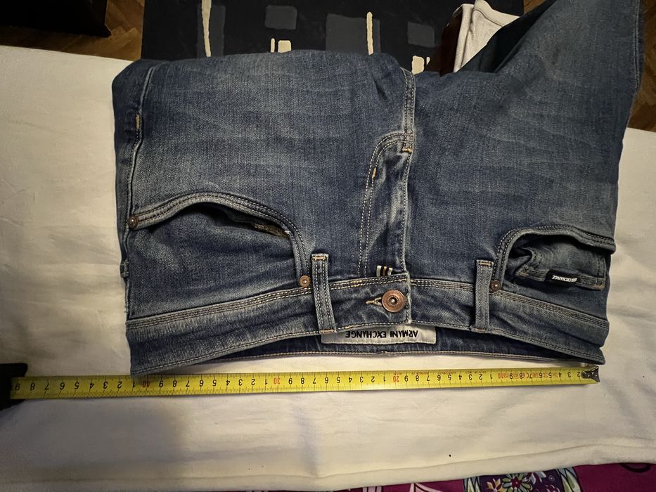 Vând  blugi noi Armani Exchange elastici.