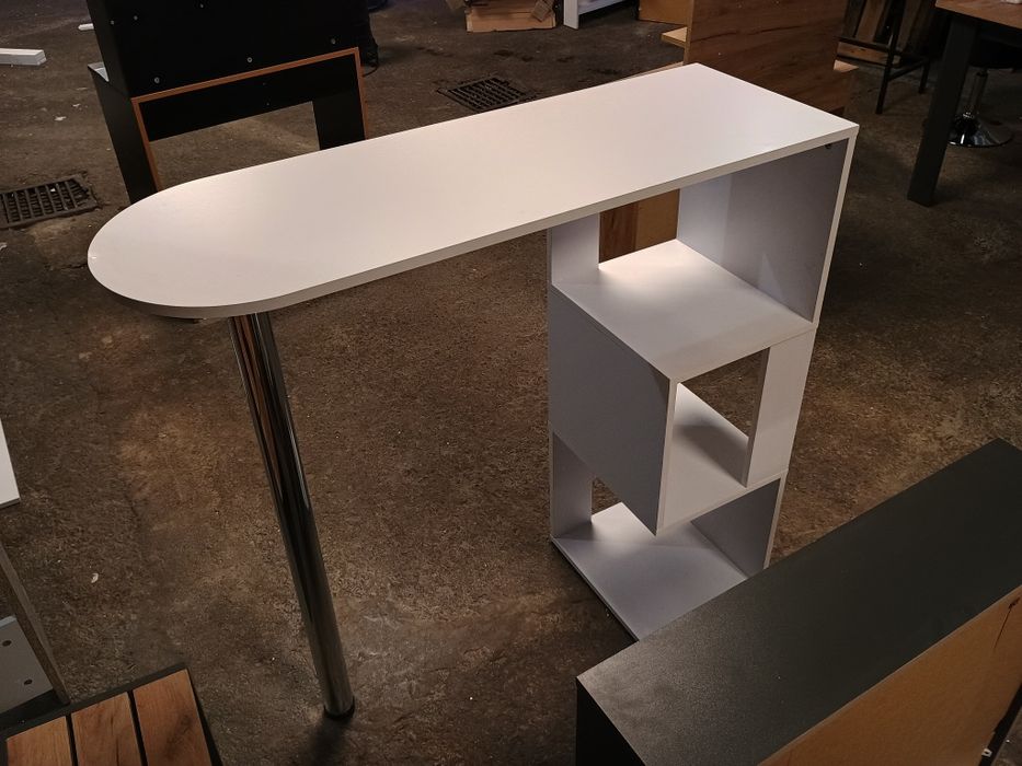 Висок бар плот с рафтове