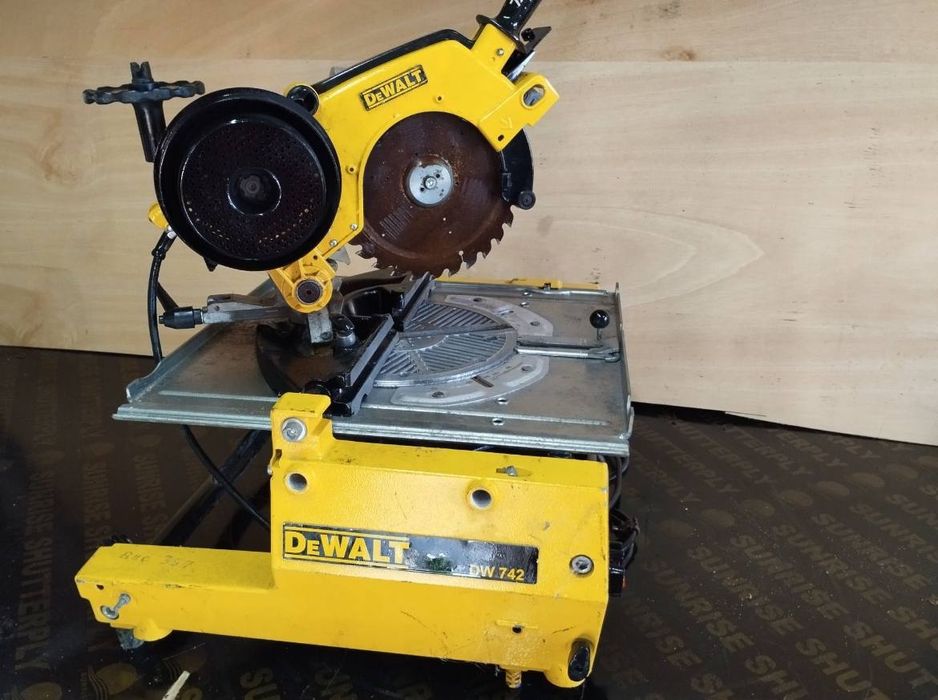 Пендула Герунг циркуляр 305 мн ДЕВОЛТ DEWALT завъртащ се  перфектен