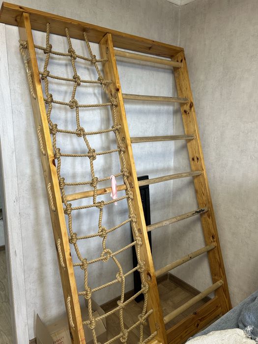 Деревянная шведская лестница