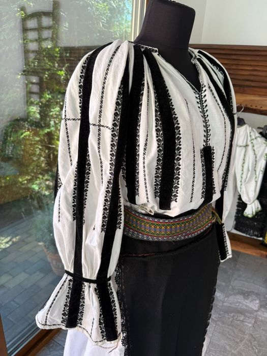 Costum popular vechi autentic